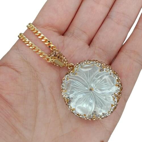 YYGEM Natural White Sea Shell Carved Flower Pendant Gold Plated Chain Necklace 19"