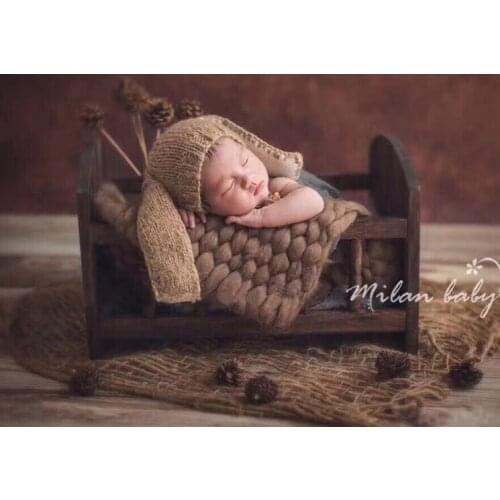 Neonatal photography props baby baby photo photo of the one-month-old wooden bed is a retro old props