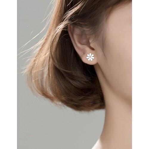 Silver Plated Fashion Sweet Daisy Flower Stud Earrings for Women Fashion Cute Girl Anti Allergy Earring Daily Wear Party Jewelry