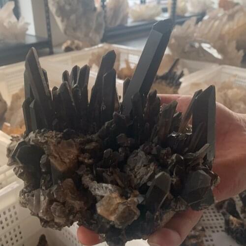 Bel amas de cristal de Quartz noir naturel, spécimen minéral