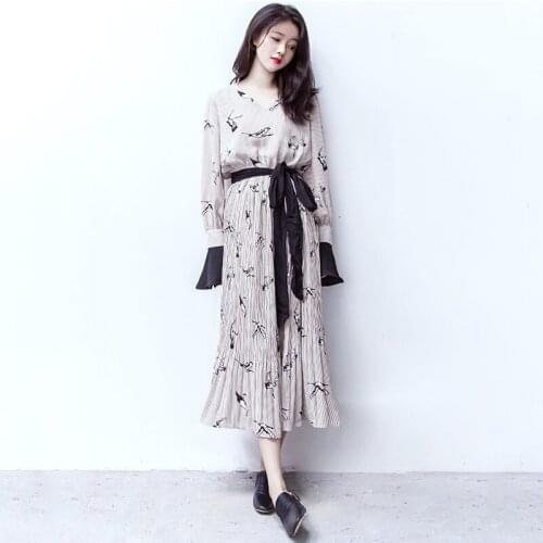 2020 Spring New Arrival Flare Sleeve Vintage Dress Pleated Chiffon Dress Women Belt Decorated Crane Print Dresses Free Shipping