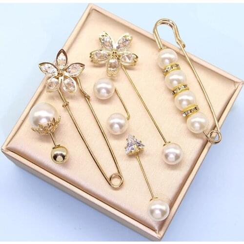 1 Set Fashion Pearl Brooch Cute Creative Fixed Clothes Crystal Decorative Brooch For Women Anti-Exposure Neckline Buckle