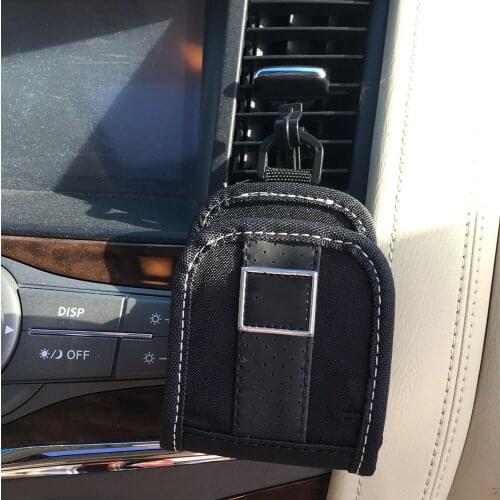 Put the Bag In The Air Outlet Of The Car Into The Mobile Phone Bag