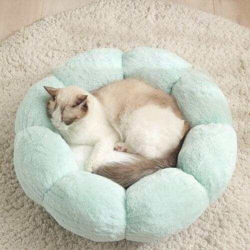 Cute Solid Color Flower Shape Pet Bed Fluffy Kennel Warm Sofa Sleeping Mats Soft Absorbent Cat Cushion Pet Supplies