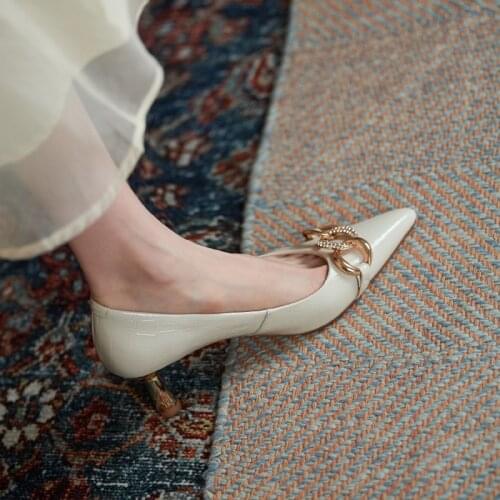 Women Pumps natural leather shoes 22-25 cm length Cowhide Metal chain decoration women shoes Patent leather shoes Plaid 2 colors