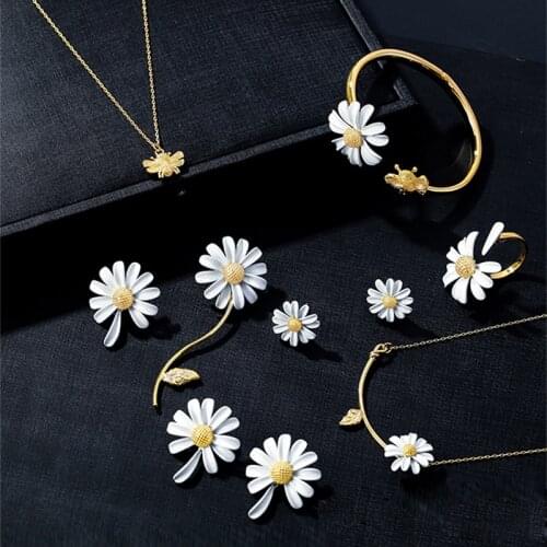 High Quality New Cute White Daisy Flower Necklace + Earrings +Rings Bee Sets KS Jewelry for Women