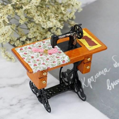 1 Pc Miniature Sewing Machine With Cloth For 1/12 Scale Dollhouse Decoration
