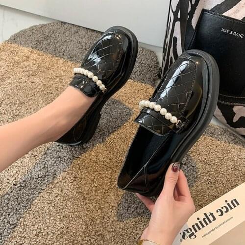 Spring and Autumn New Womens Small Leather Shoes British Style Simple Pearl Patent Leather Flat Casual Single Shoes Fashion
