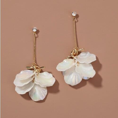 2021 New Crystal Alloy Knot Imitation White Pearl Shell Petal Stud Earring for Women