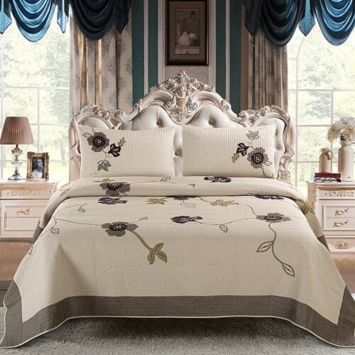 LAURA BAYTA Blankets