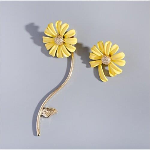 Korean Style Cute Small Daisy Flower Stud Earrings For Women Girls Sweet Statement Asymmetrical Earring Party Jewelry Gifts