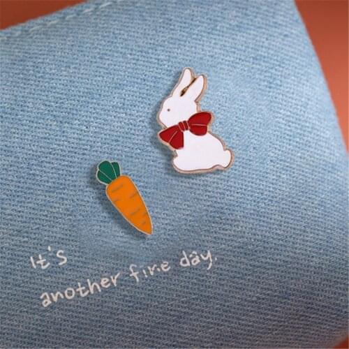 Korean version of the brooch cute cartoon anti-glare buckle neckline personality badge female clothing bag pendant accessory