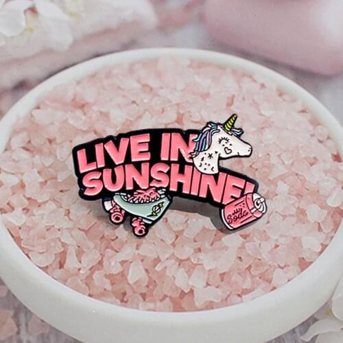 Fashion Fly Horse LIVE IN SUNSHINE Brooches Colorful Animal Enamel Pins Matel Lapel Shirt Badge Jewelry Special Gifts Brosche