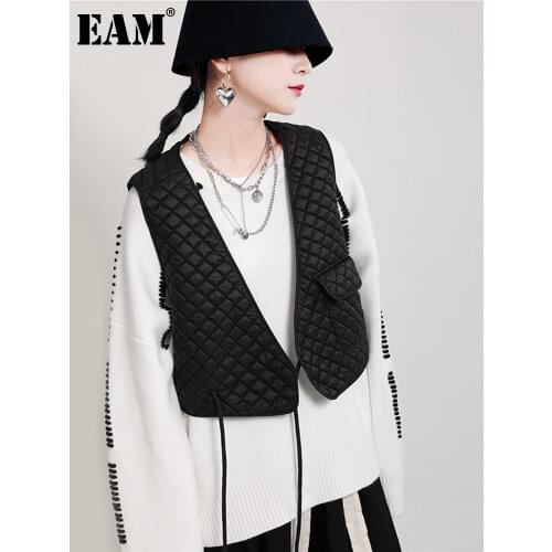 [EAM] Women Brief Black Bandage Argyle Short Loose Fit Vest New V-collar Sleeveless Fashion Tide Autumn Winter 2021 1DD2157