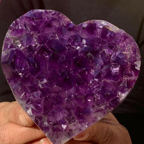 Methyst heart-shaped purple quartz gem crystal specimen