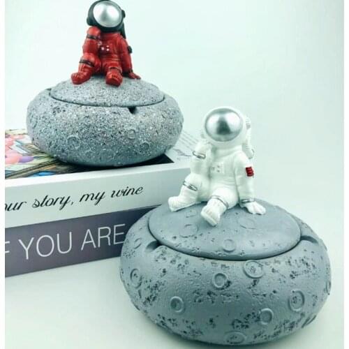 Astronaut Ashtray Tobacco Ash Box Container Space Dream Sculpture Statue Home Office Bar Desktop Ornament Crafts Decor Man Gift