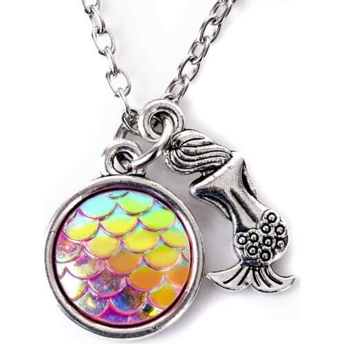 Romantic Mermaid Fish Scale Necklace Trendy Sitting Mermaid Shiny Scales Pendant Summer Vacation Jewelry for Women Girls