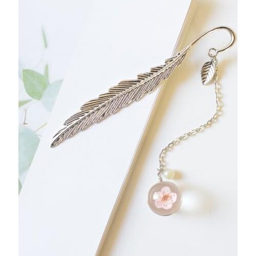 1 Piece Handmade Metal Feather Bookmark Creative Flower Specimens Resin Ball Bookmarks Pendant Book Mark Stationery New Gifts