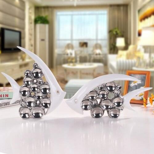 2 pcs / set white silver ceramic Fish miniature Figurine porcelain Kiss fish Statues crafts Home Decoration Wedding gifts