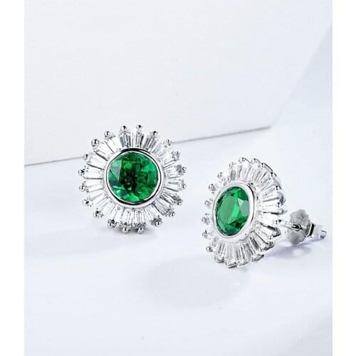 Vintage 925 Sterling Silver Created Emerald Moissanite Gemstone Daisy Shape Stud Earrings Simplicity Fine Jewelry For Women Gift