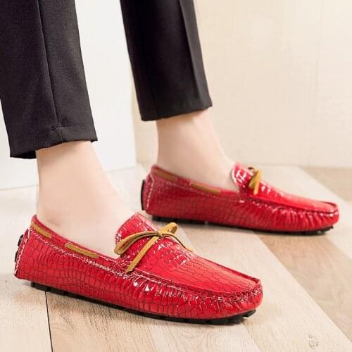 Hot Sale Red Leather Loafers Men Casual Shoes Luxury Big Size Slip On Shoes Men Loafer Flat Non-slip Moccasins Men Driving Shoes