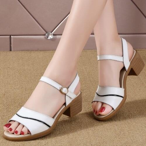 Luxury Leather Ladies Sandals Fashion Outdoors Wakling Sandals for Women Leakage Toe Buckles Strap Open Women Sandals
