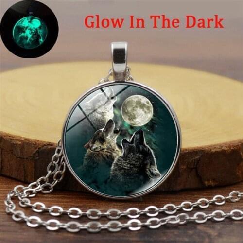 2018 New Fashion Glass Dome Pendant Necklace Glow In The Dark Classic Howling Wolf Xiaoyue Necklace Luminous Jewelry Wholesale