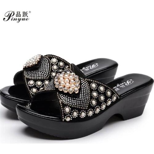SUMMER WOMEN FASHION SANDALS THICK HEEL SOFT SURFACE FEMAL SLIPPERS RHINESTONE WOMEN SLIPPERS PLUS SIZE 35-42