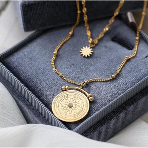 Retro Double Layer Chains Jewelry for Women Stainless Steel 18k Gold Flower Texture Round Plate Pendant Necklaces for Lover Gift