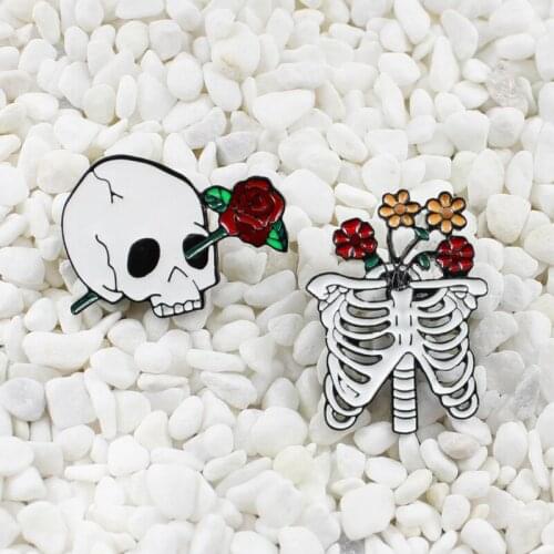 Skull red rose Colored flowers grow in the skeleton Brooch Hat backpack lapel coat badge Halloween gift Personality creative pin