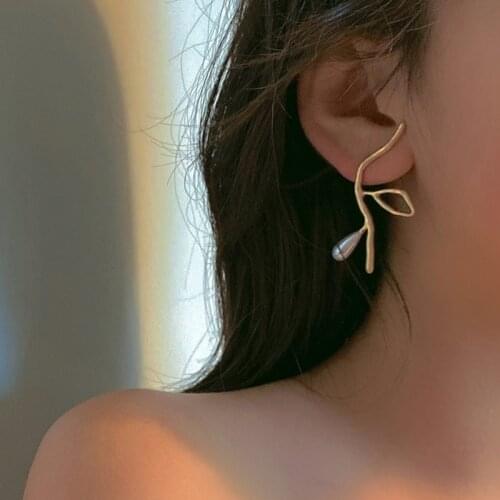 Original Faux Pearl Flower Stud Earrings For Women Asymmetric Chic Minority Design Golden Korean Earrings Jewelry Femme 2020