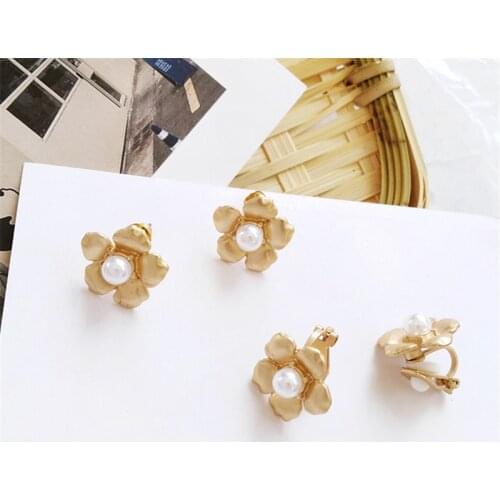 Personality geometry made of metal earring flower shapes earrings worn daily by small lady style earrings 's delicate earrings