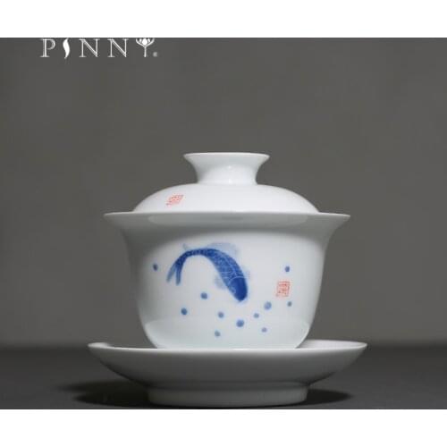 PINNY 130ml Hand Painted Carp White Porcelain Gaiwan Hand Made Pigmented Tea Tureen Ceramic Kung Fu Tea Bowl Drinkware