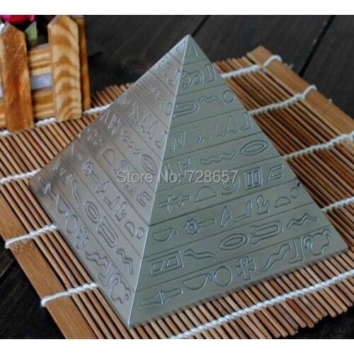 Creative Alloy Pyramid Model Ashtray Ornamental Metal Cigarette Smoking Gadget Decoration Art and Craft Accessories Furnishing