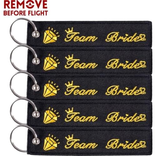 5 PCS/LOT Remove Before Flight Keychain Fashion Team Bride Keychain Wedding Party Key Fobs Black Gold Key Chains Chaveiro Gift