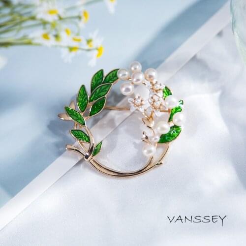 Vanssey Vintage Branch Flower Leaf Jasmine Natural Pearl Enameled Brass Round Brooch Pin Accessories for Women 2018 New