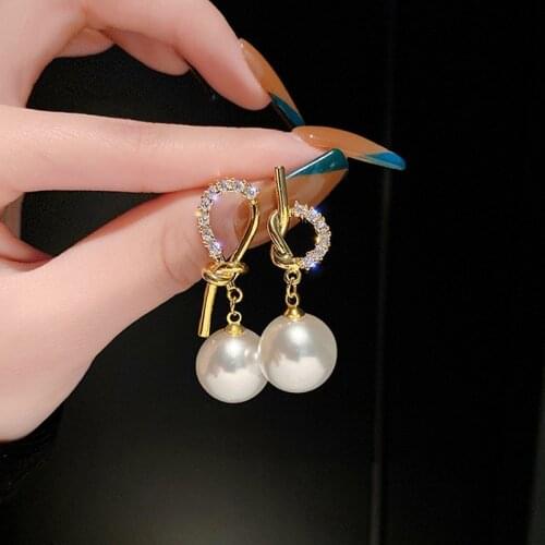 2021 New Fashion Contracted Asymmetric Sweet Fresh Pearl Drop Earrings Elegant Joker Geometric Modelling Women Crystal Earrings