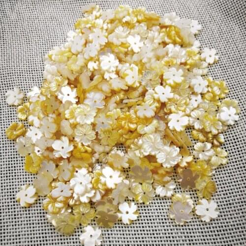 100pcs Wholesale yellow saucer shell hand-carved natural shell flower fashion popular Jewelry Accessories