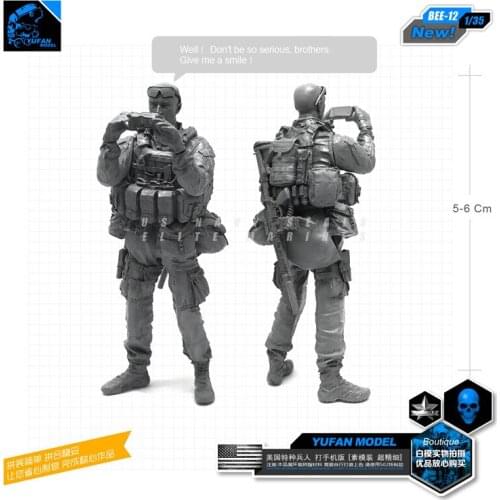 1/35 American Biochemical Soldiers Photographed with Their Mobile Phones BEE12