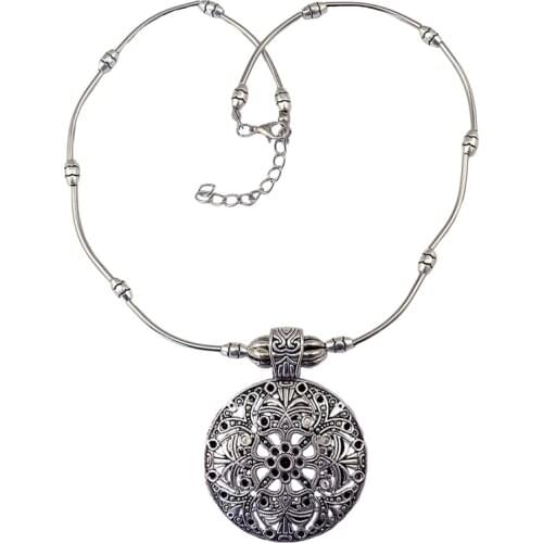 New Vintage Jewelry Bohemian Tibetan Silver Chain Necklaces Gypsy Ethnic Hollow Carved Metal Flower Pendants Necklaces For Women