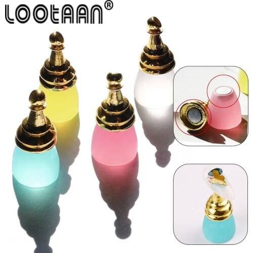 LOOTAAN 1PC Magnetic Nail Holder Practice Display Stand Acrylic Crystal Showing Shelf Nail Polish Display Stand Nail Art Tool
