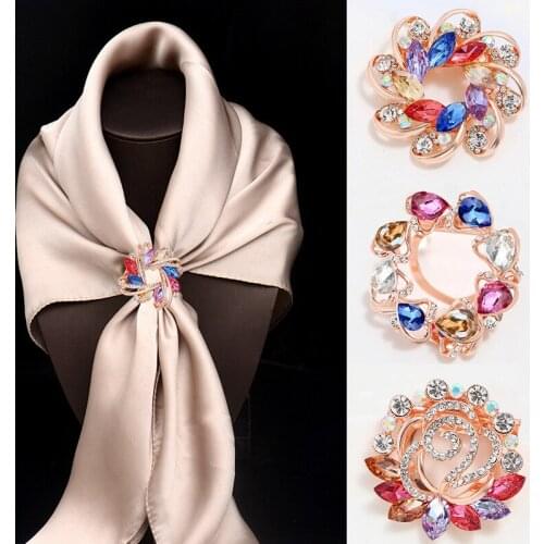 New brooch scarf buckle temperament Korean version of the two-use shiny crystal brooch hem the corner of the tie buckle