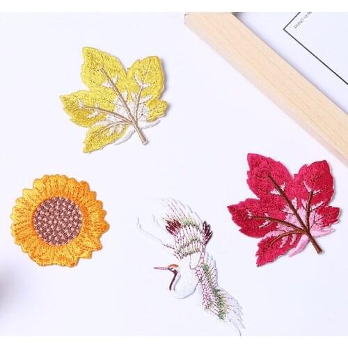 50pcs/lot Maple Leaf Embroidery Patches Letters Clothing Decoration Accessories Diy Iron Heat Transfer Applique Cute Patch