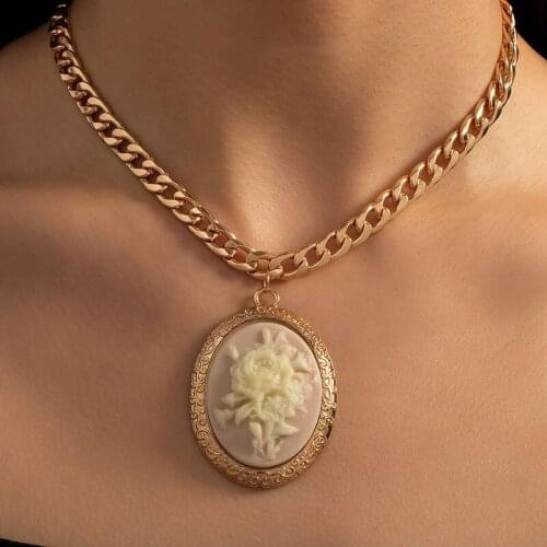 2021 Ins Gold Chain Oval Black Resin Flower Pendant Choker Necklaces Trendy Korean Fashion Women Party Jewelry Minimalism