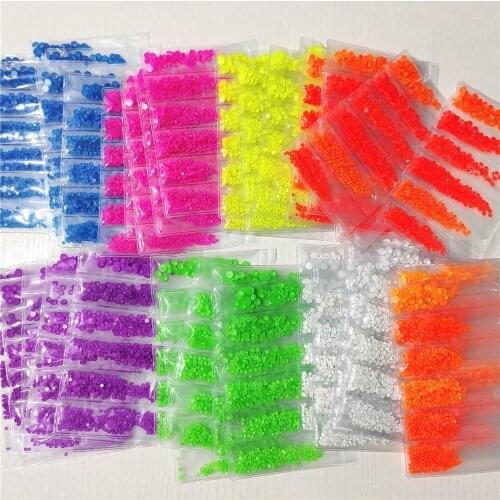 Mix Size 880pcs Luminous Crystal Nail Art Rhinestones Glitter Glass 3D Charm Flatback Strass Fluorescence Nail Art Decorations