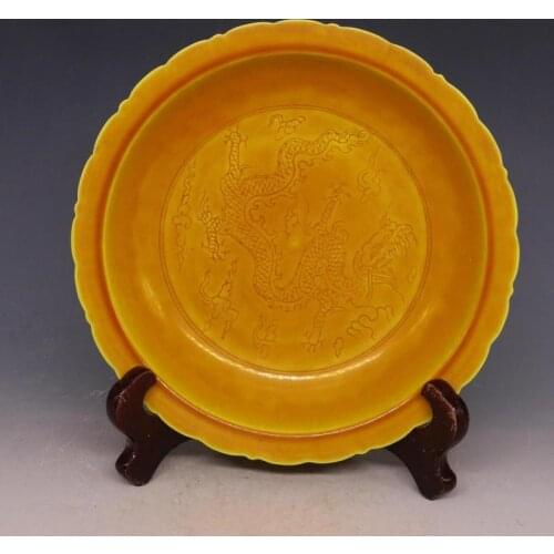 The early collection of the Ming Dynasty Hongzhi yellow glazed flower mouth plate hand plate antique porcelain collection