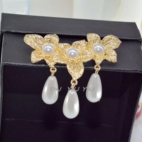 Of Qingdao, Japan and South Korea fashion accessories classic palace baroque golden flower leaf brooch flower girl