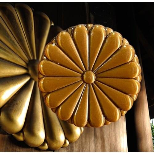 Japan National Emblem Golden Imperial Seal Pin Brooch Sixteen Petals Chrysanthemum Japanese Imperial Family Crest Badge