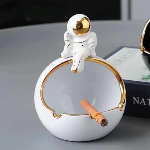 Nordic Astronaut Ashtray Ceramic Creative Personality Home Living Room Decoration Anti Fly Ash Astronaut Ornaments