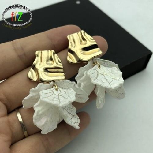 F.J4Z Korean Women Earrings Noval White Acrylic Petals Pendant Drop Earrings Girls Earring Gifts Dropship Jewelry Accessories